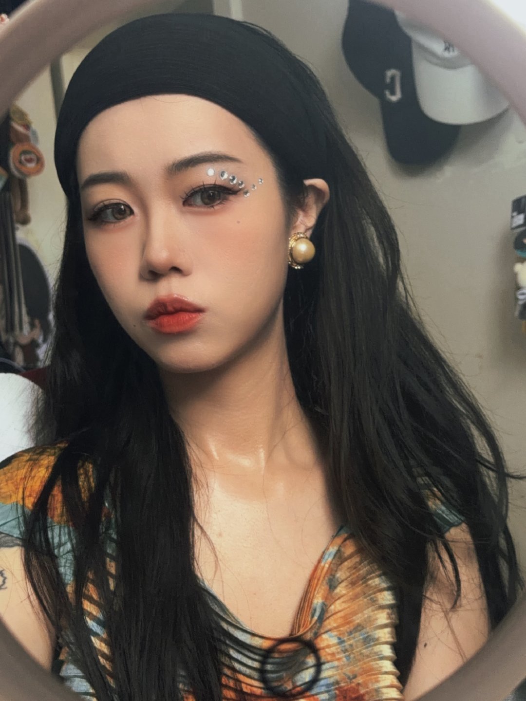 今日ootd还算比较隆重（都去首映礼了）我都戴耳环了（什么）但眼妆化得较比一般应