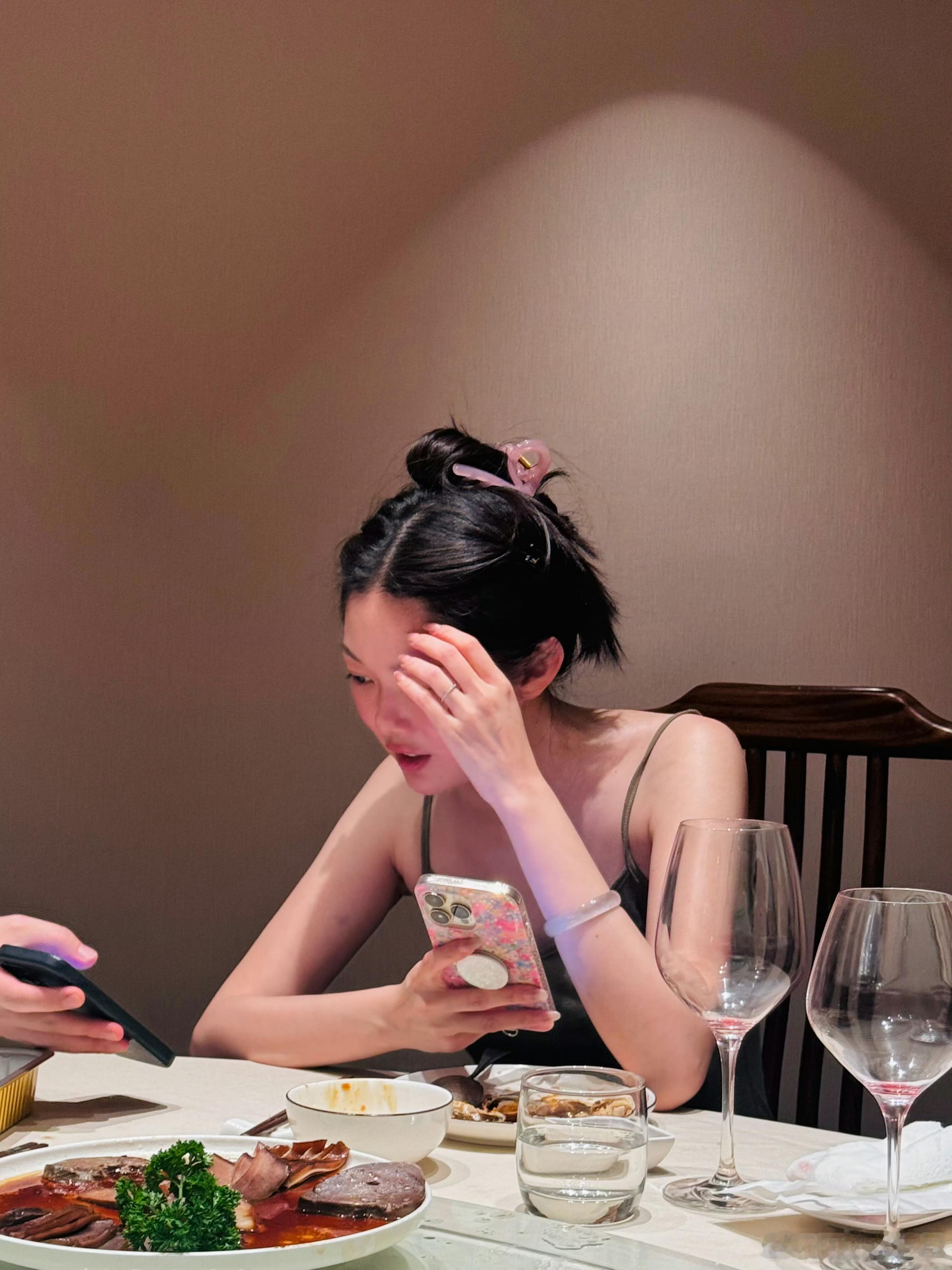 晚晚自曝爱上林瀚的理由晚晚超绝不经意的一个动作，打开手机还给镯子打了个光，好透亮