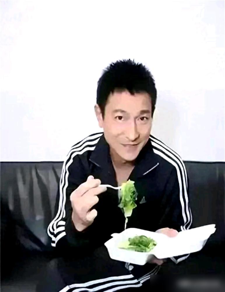 都说刘德华宠妻，可你发现没？他家饭桌上，真正说了算的根本不是他。
老婆朱丽倩吃