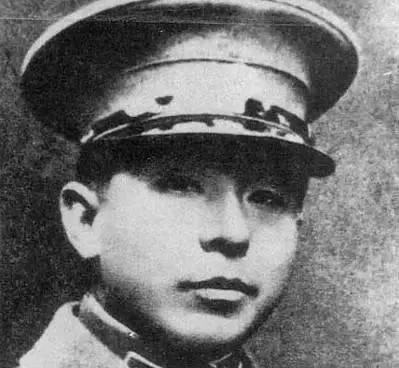 1938年，张学良钓完鱼，有点饿，就向一个老农要了几个红薯吃。

深秋的苏仙岭裹