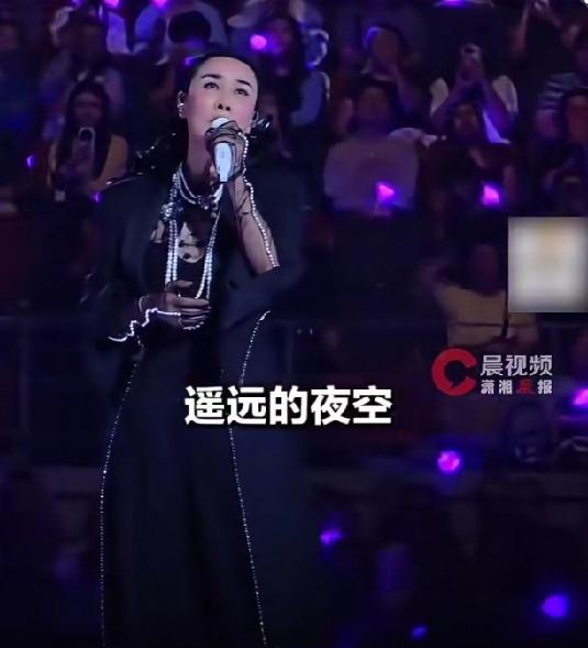 那英在成都演唱会临时加唱《弯弯的月亮》，文旅局说“正在调查核实”。

很多人第一