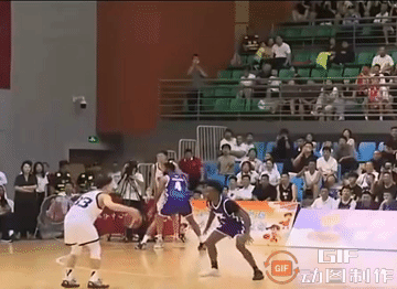 离谱失误！广东男篮今天与美国肯塔基传奇篮球队进行了一场训练赛，两队在比赛中打得难