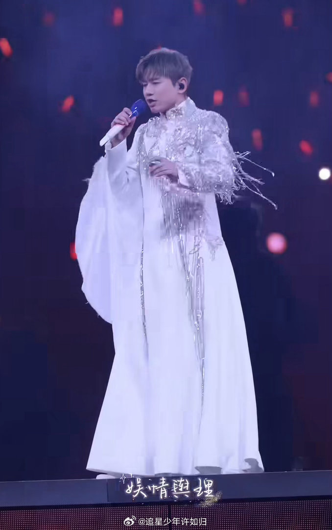 张杰唱天下时穿的披风好懂事 那个披风确实很会挑时机。副歌一响，风就来了，披风就扬