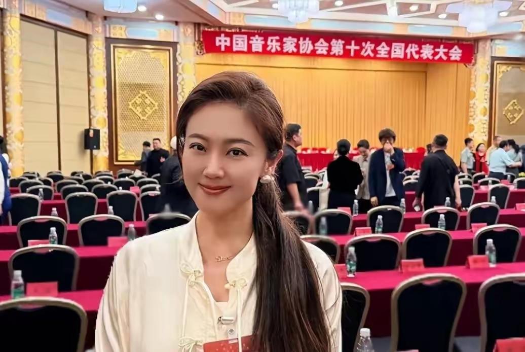 王小玮，引发热议。7月2日，42岁的王小玮冲上热搜，这一次，她当选了中国音乐家协