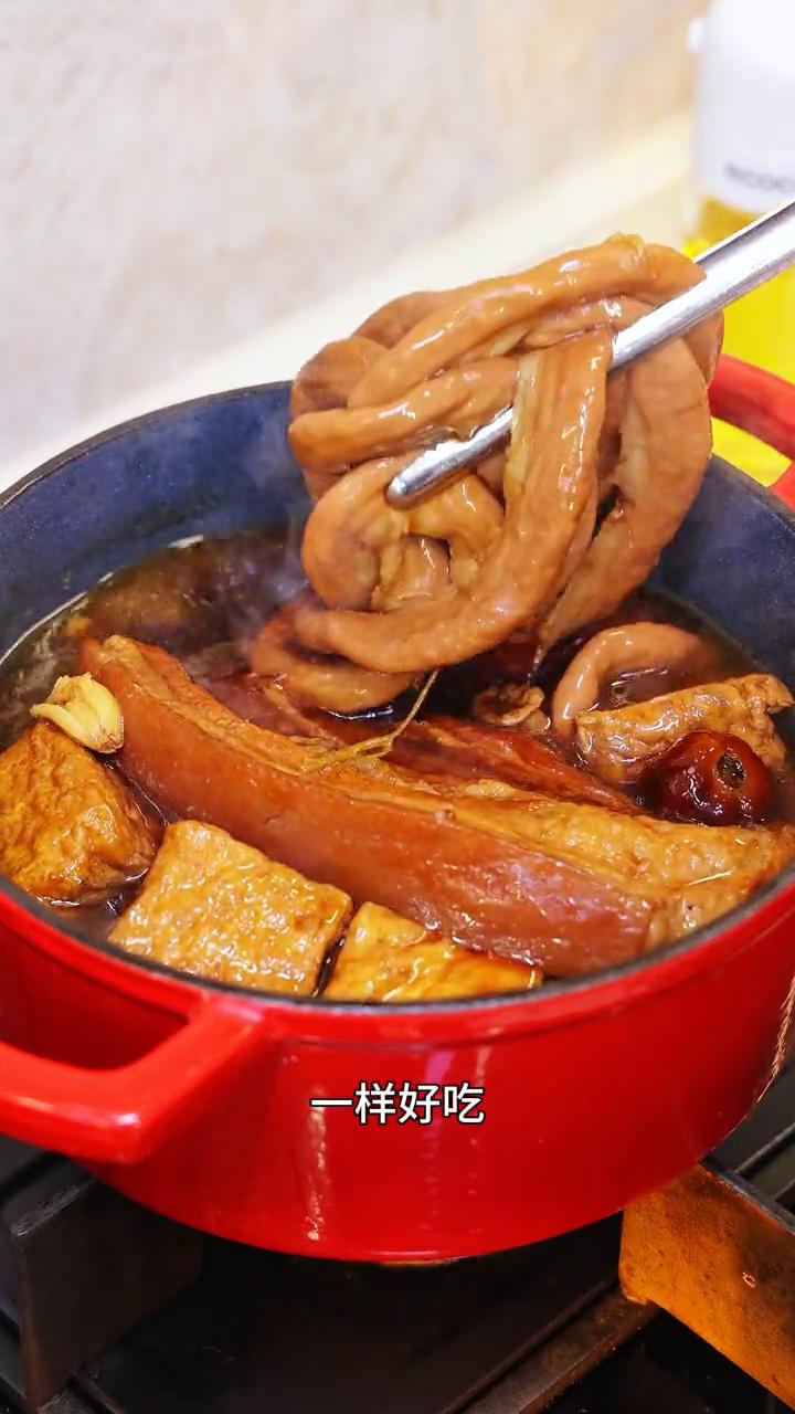 来做潮汕卤水。自己在家做的卤水也可以跟店里的一样香，一样好吃，关键做法很简单，材