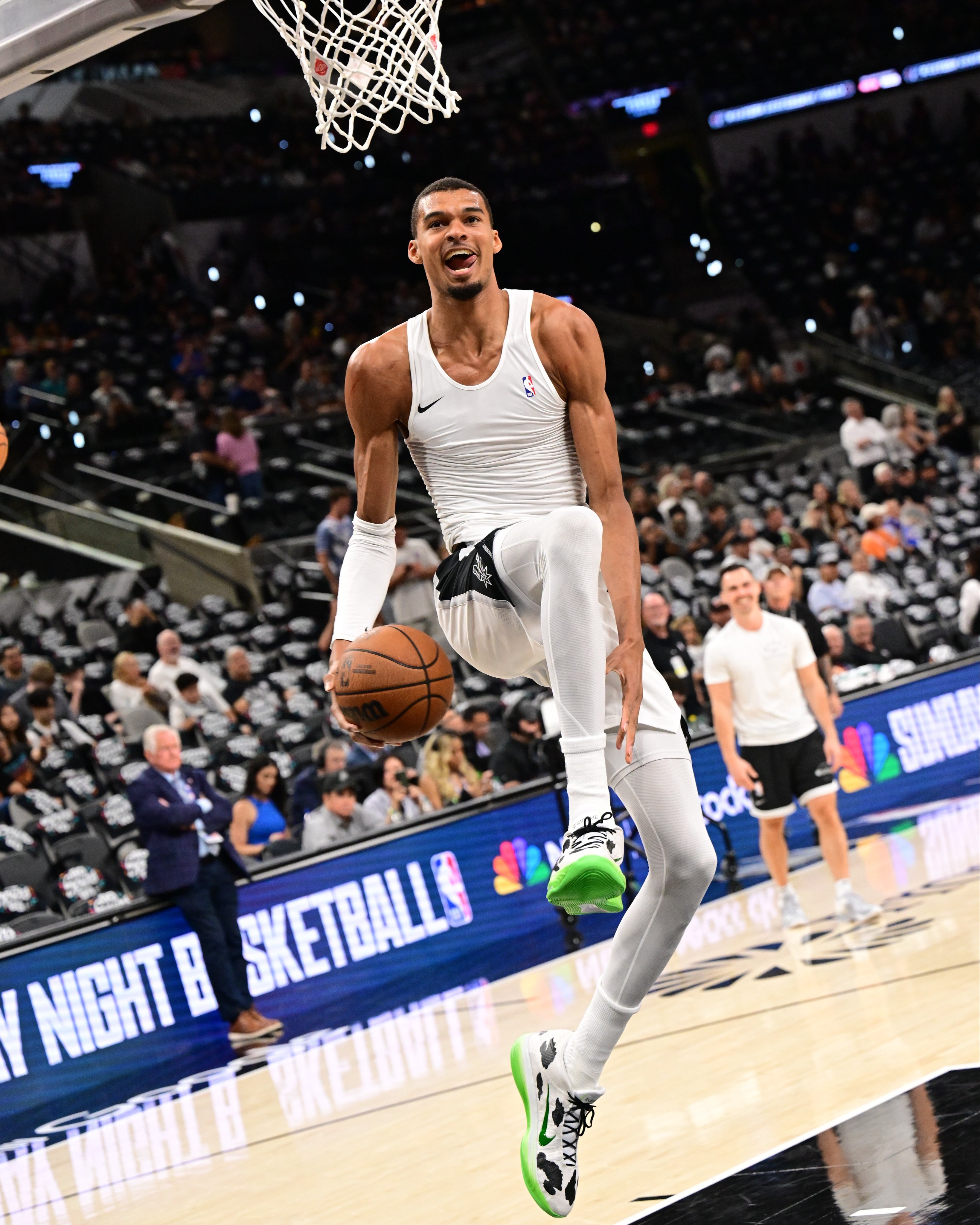 Shams谈到库里和李宁代言合同时补充道：“文班亚马正处在NBA总决赛这个最高舞