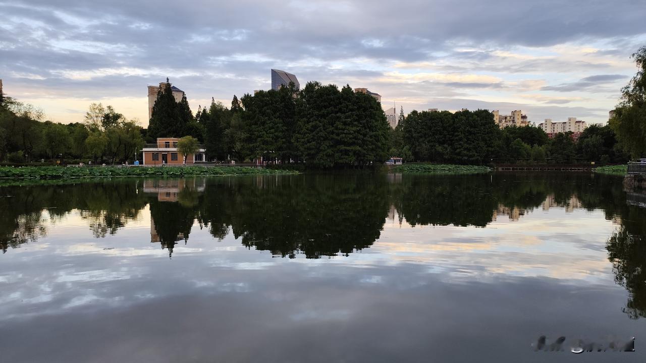 分享一张最近随手拍的照片夏日黄昏天水互动的美丽色彩！