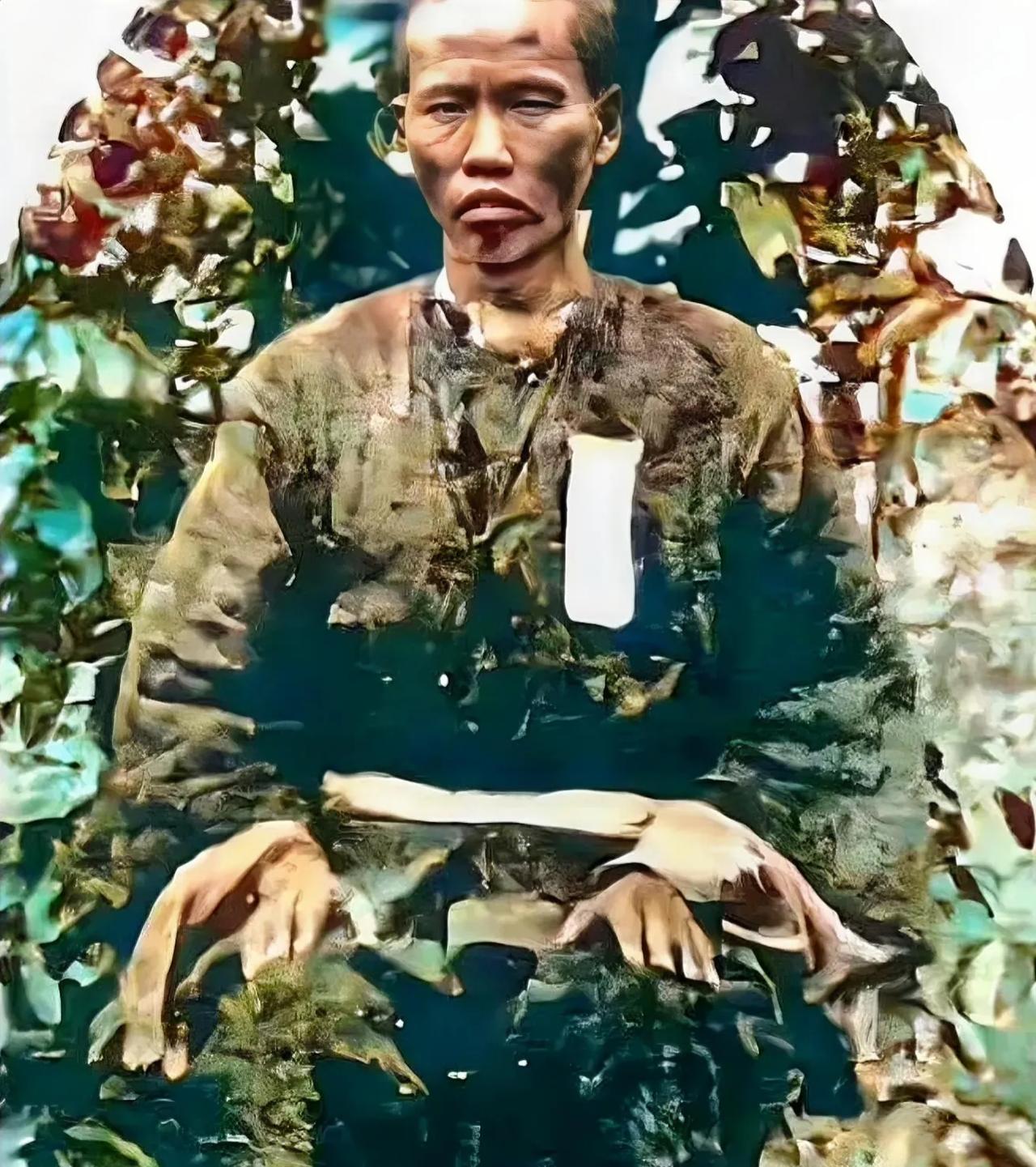 1900年，抗日英雄，“简大狮”就义前，一张罕见的留影，照片中的他穿着一身粗布衣