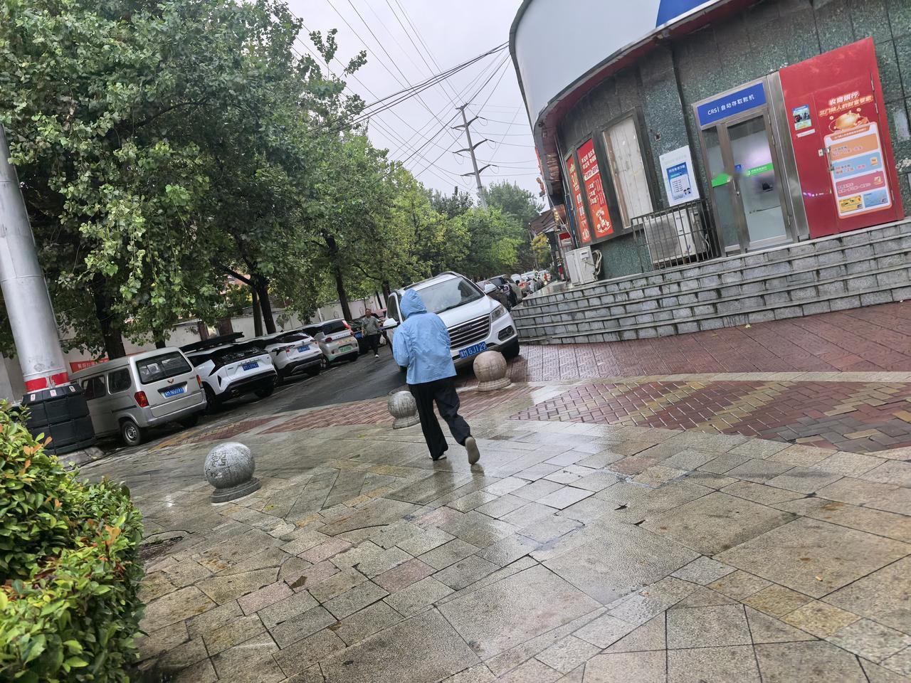 河南豫西小城一天由夏天进入秋天
          早上起来天还下着雨，但也有2