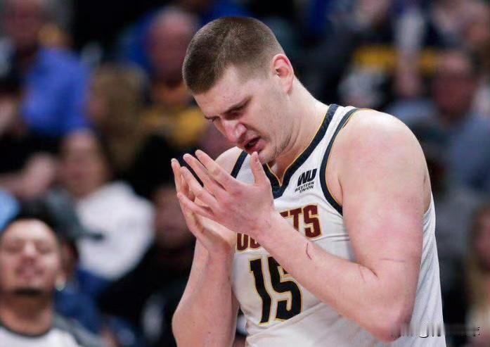 约基奇输急眼了！

比赛最后1.6秒，在胜负已分的情况下，麦克丹尼尔斯在无人防守