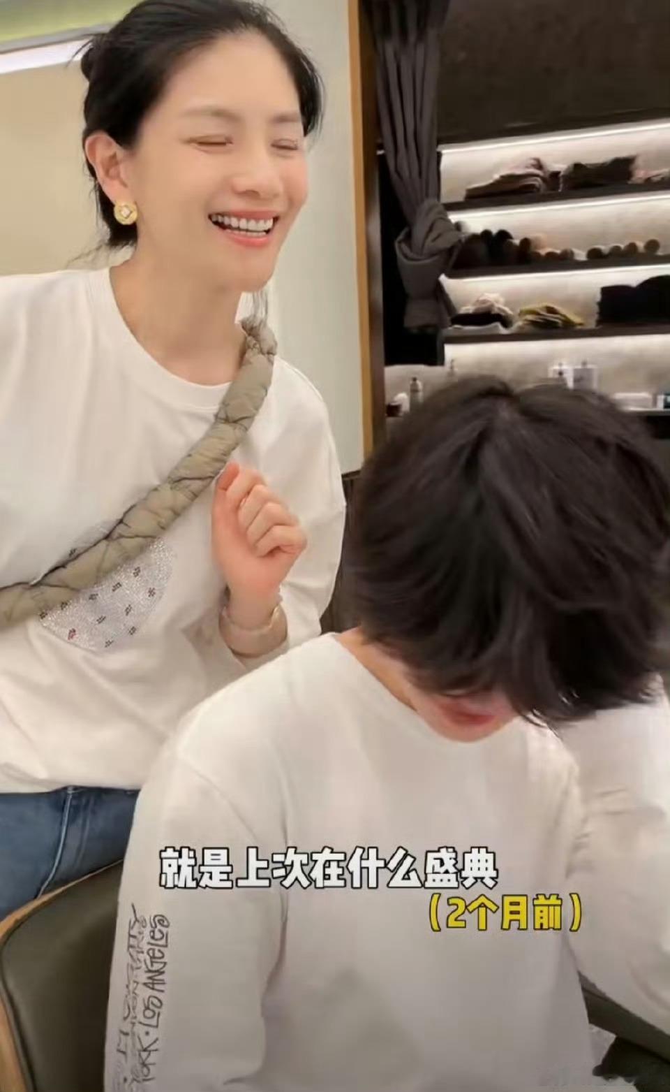 安吉终于同意剪发啦小男孩对自己的发型也是很在意的哈哈哈剪完头发也是帅哥呀！！ ​