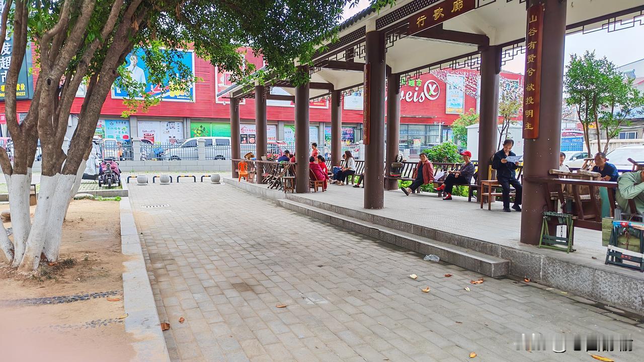 请对下联。
上联：层台叠翠迎朝日
下联：宝殿浮青映晚霞
        （下联原