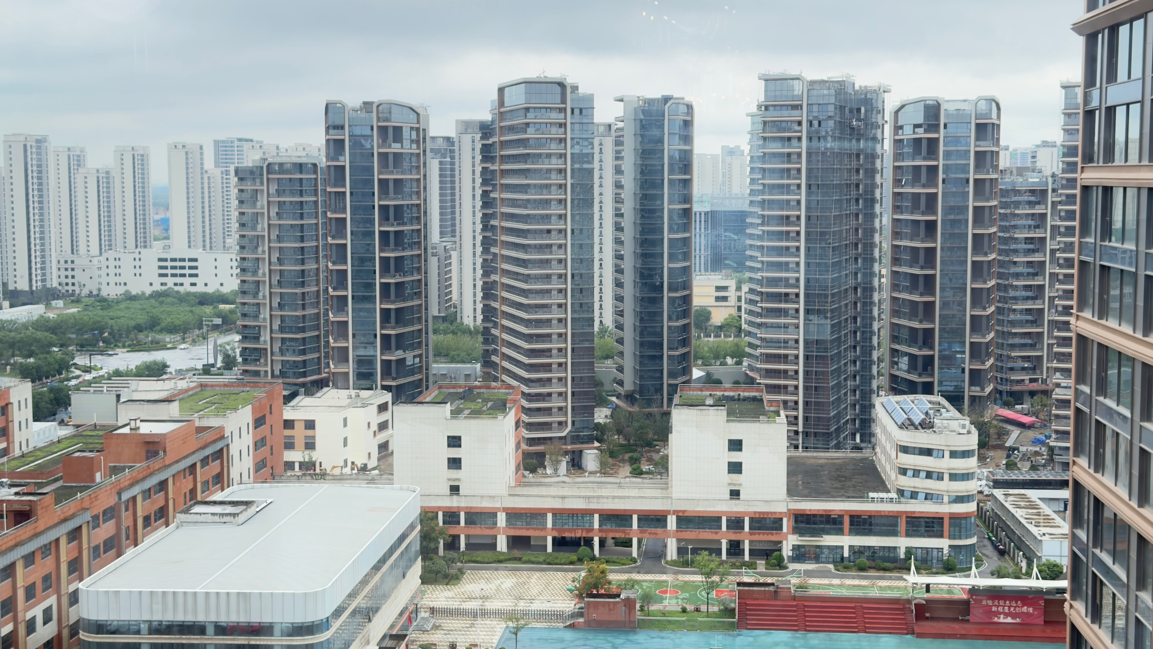 真的喜欢《繁花》里的一段话：“我们都是挣点小钱的普通人，所以，很多事情可以不用放