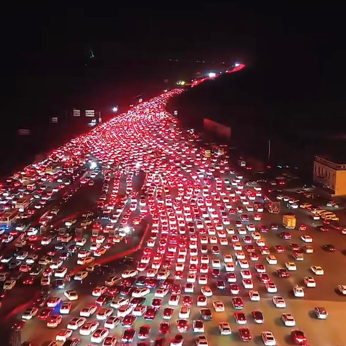 中国最大高速收费站迎返程高峰一个是假期结束，一个是为了省高速费，都堵在一起了……