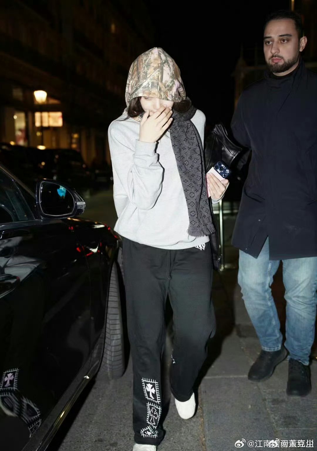 Lisa巴黎LV店里试装路透Lisa出席巴黎时装周LV大秀好期待丽莎今晚的表演，