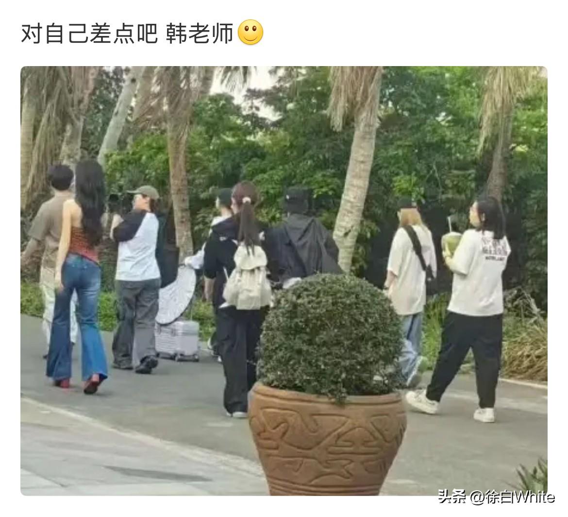 3月26日，孟子义海口拍出发图路透
经纪人韩甜甜独自走在后面手捧大椰子，喝的怡然