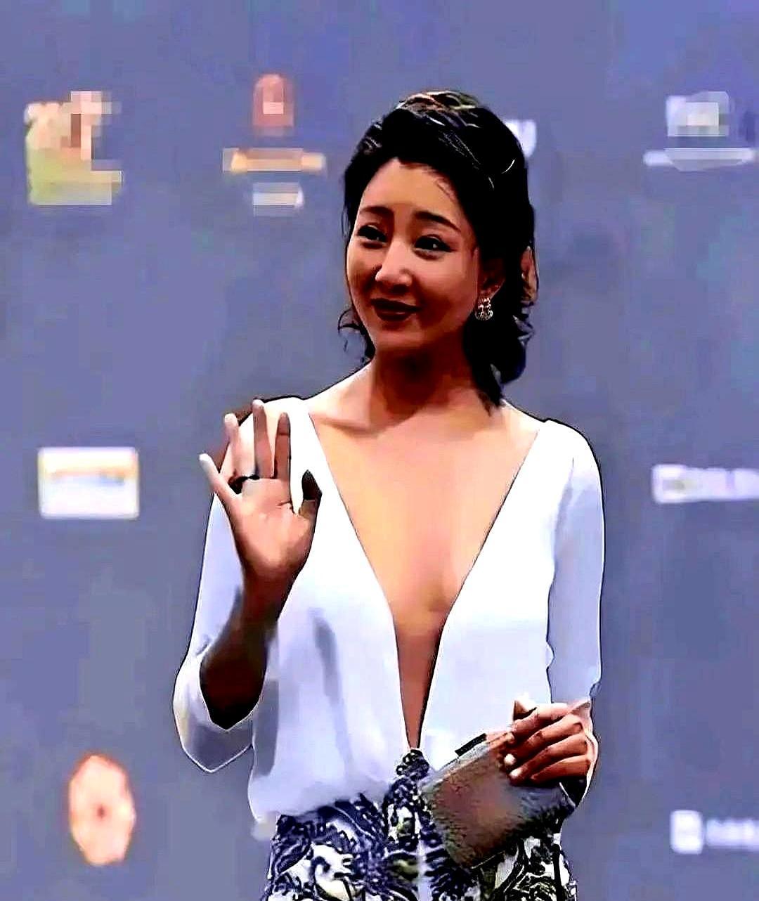 26岁穿是青春靓丽，46岁穿就是不知收敛？
同一个开衩裙
放在不同年龄段的女性身