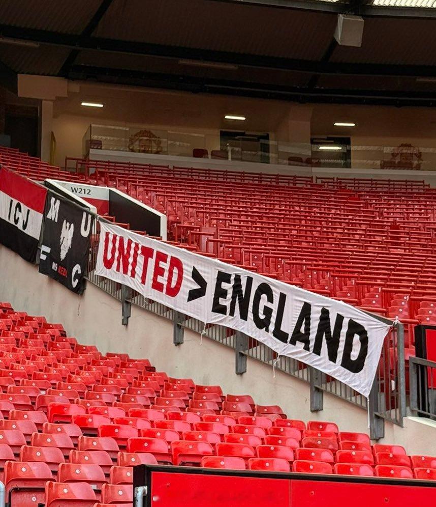 United > England 横幅重新挂在老特拉福德，今晚比赛可以看到 