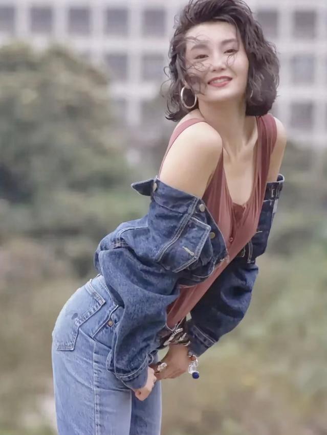 谁能够抵挡得住年轻时期的张曼玉🥹

 这张老照片真的被反复刷屏。蓬松慵懒短卷发