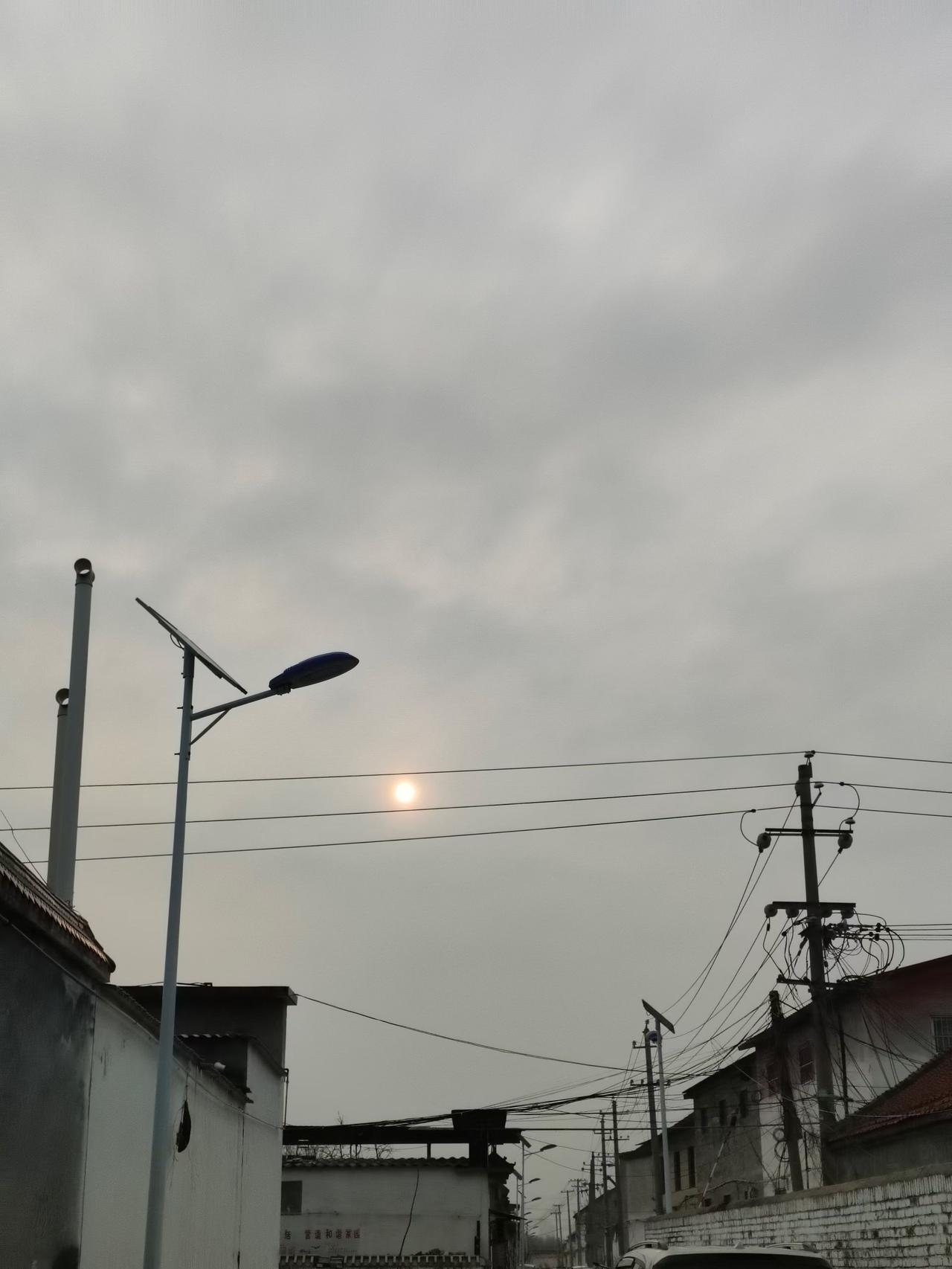 我是一名小学老师，我不止一次跟家长们说：不要辅导孩子作业，只要看着孩子认真完成作