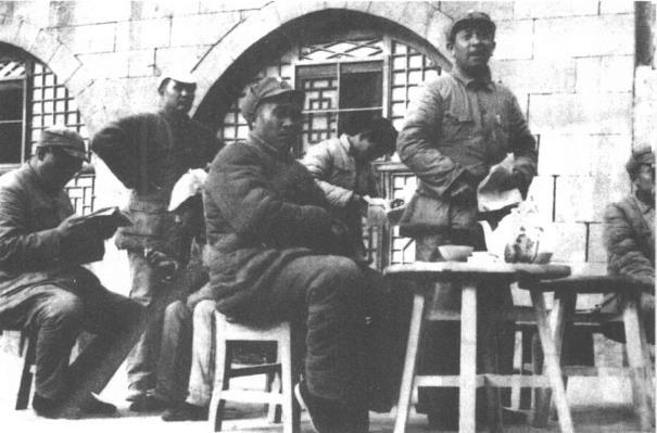 1940年10月，李涛、叶剑英、佚名、朱德、叶季壮、李强(左起)在延安王家坪出席
