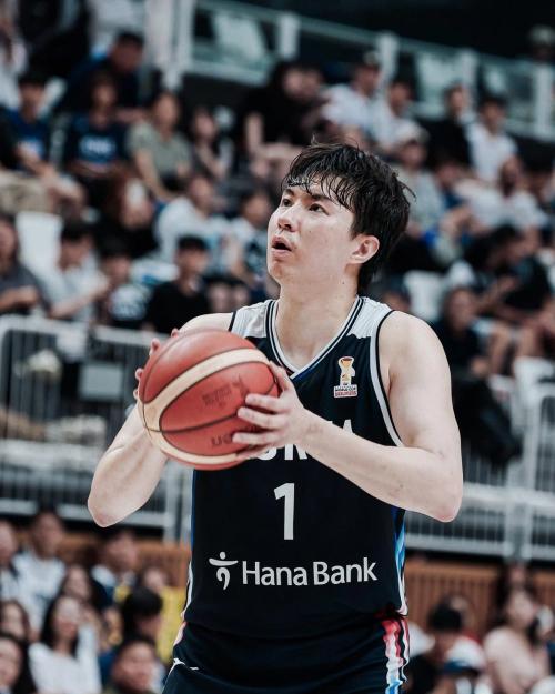 33分14个篮板，对手是中国男篮。
李贤重在北京那场世预赛的数据，到现在还被韩国