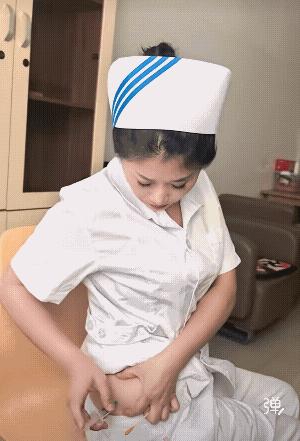 给自己打针的都是狠人，刺在你肉，疼在我心![可怜]