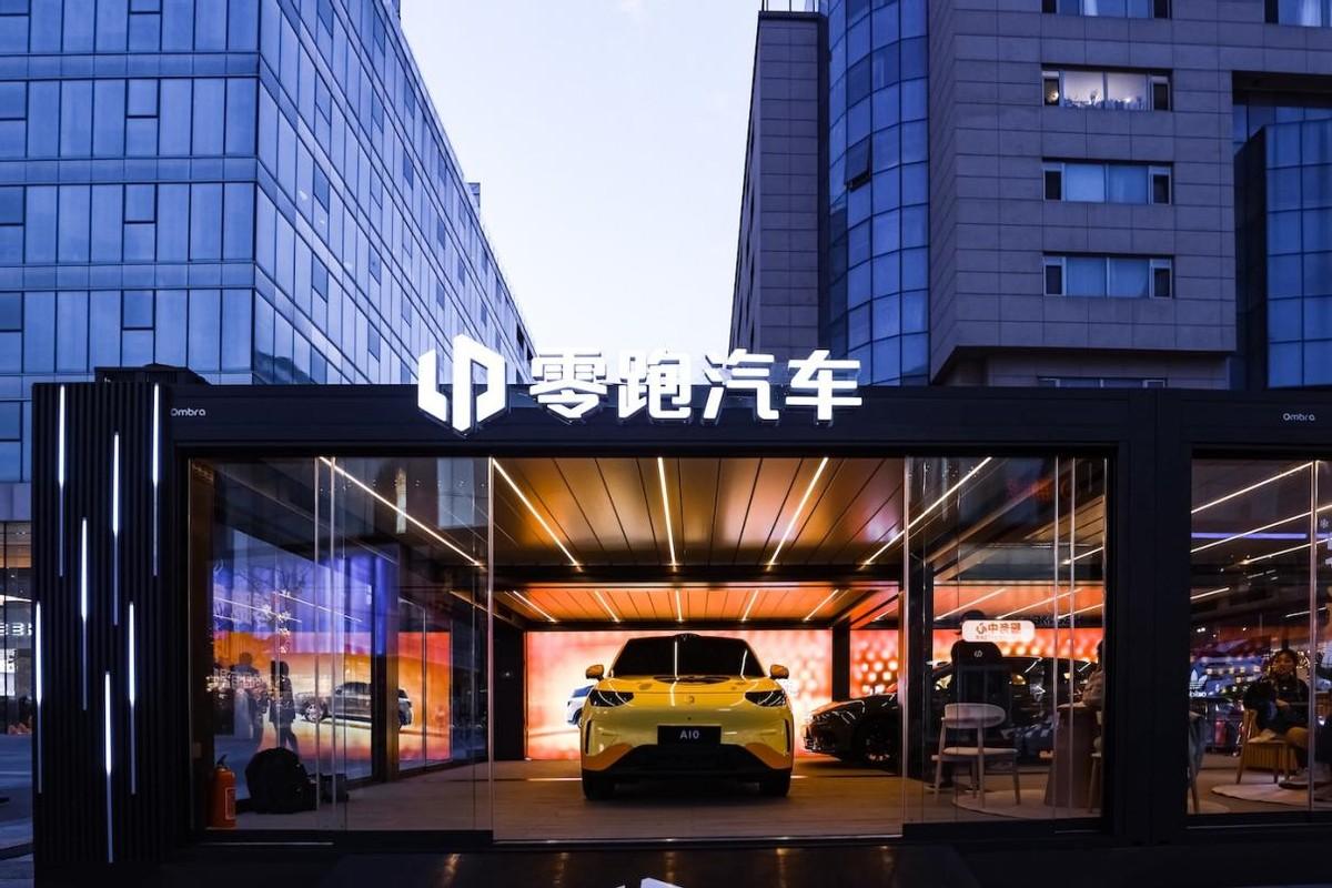 是什么原因让大人小孩都和零跑A10合影？
 
“谁还不是个宝宝呢”，这句网络流行