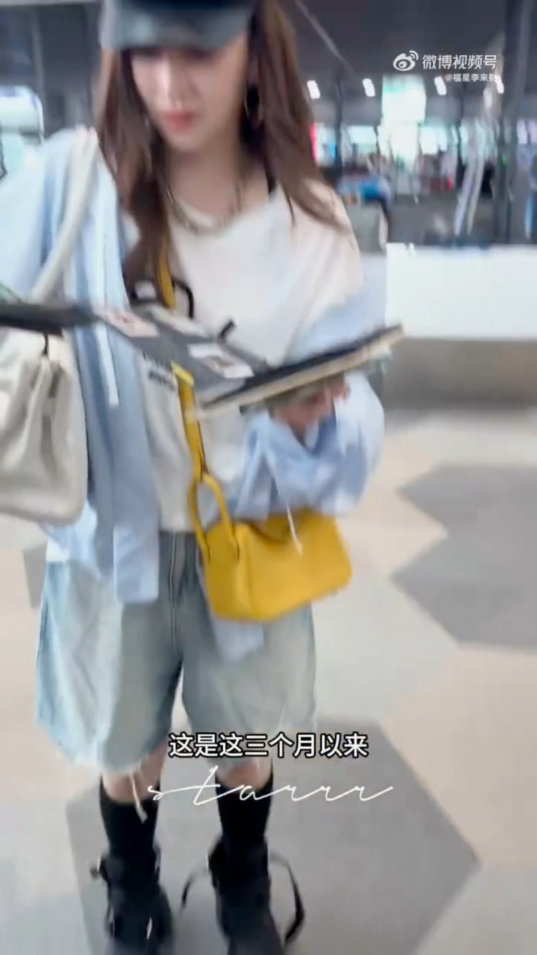 阚清子机场瞬间泪崩阚清子机场收到乘风纪念册当场泪崩，三个月点点滴滴被粉丝细心珍藏