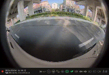 骑车男子一个措不及防的猛刹车，导致2人狠狠摔倒并撞到立柱上，看视频即使2男子不残