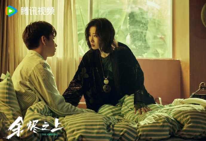 刘敏涛25岁精神状态20的腰 谁懂啊！看《余烬之上》直接被刘敏涛“蛊”住。美华姐