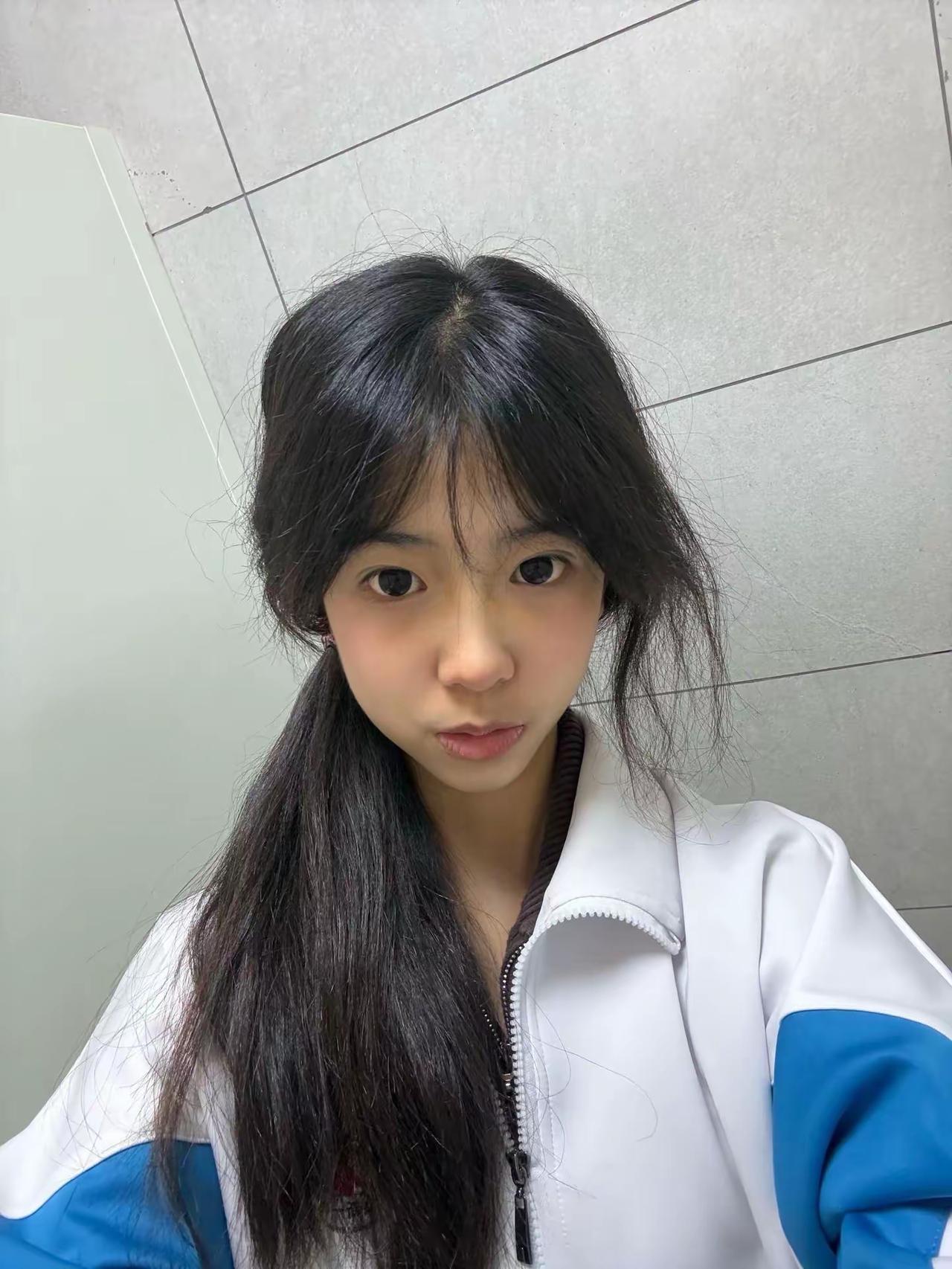 元气少女自拍，蓝白运动外套，元气满满的一天！😊💪🏃‍♀️