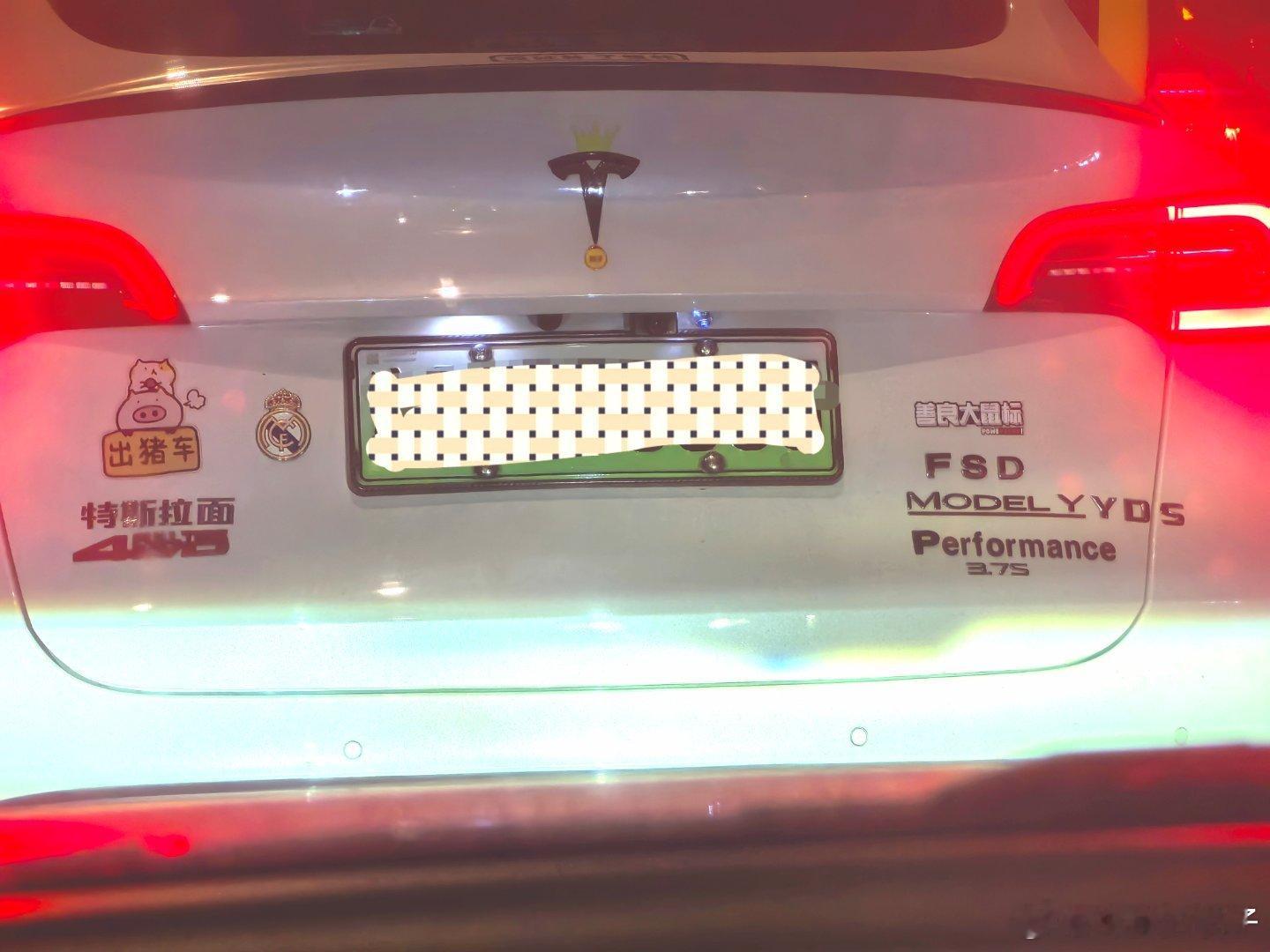 路遇一辆身份花里胡哨的毛豆歪