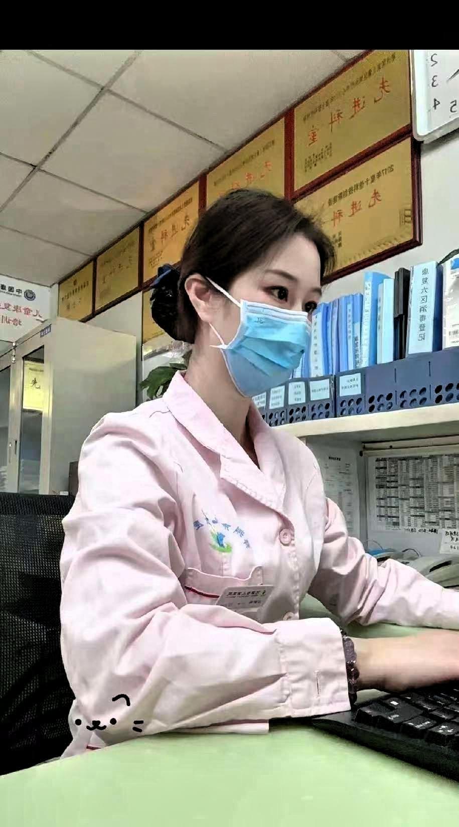 辽宁沈阳有位儿科护士，被央视报道了。她给孩子打针前，先和孩子沟通，用商量的语气和