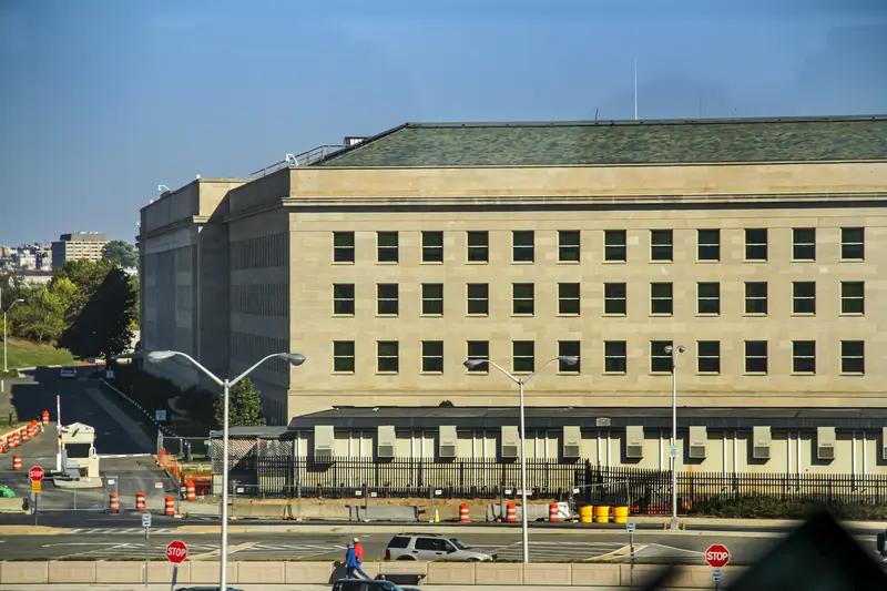 美防长赫格塞思被民主党议员推上弹劾风口，一次性被列六项重罪，战争罪尤为瞩目。他是