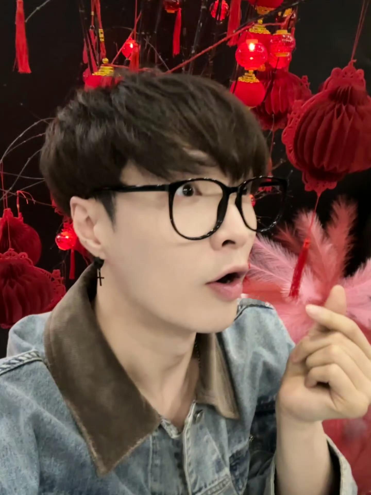 好可爱呀张艺兴9宫格比心自拍张艺兴9宫格比耶自拍