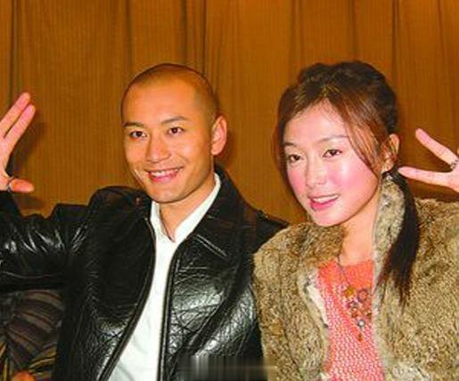 有位记者当众问秦岚：你跟黄晓明同居了5年，为了恋情你甚至赔了经纪公司1000万，