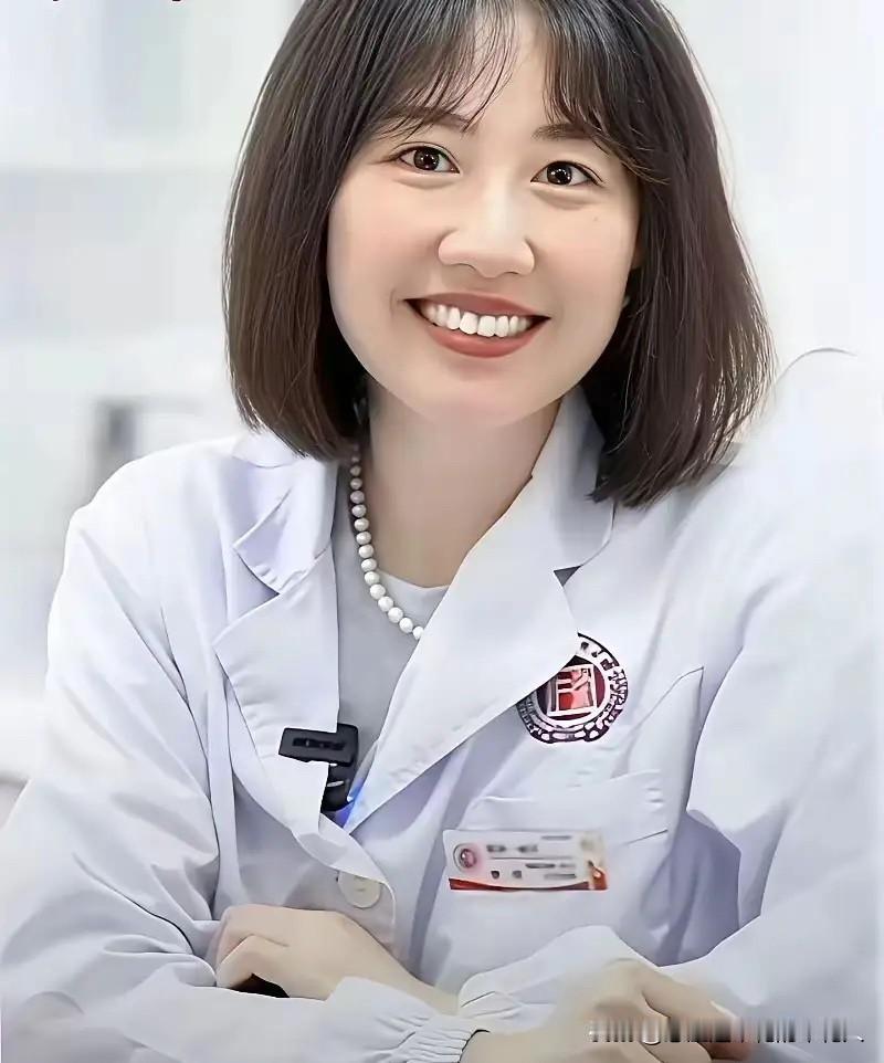 医院已经回应了！大家别再瞎猜啦。湖南人民医院的曾某是主任医师，看着美丽大方，她和