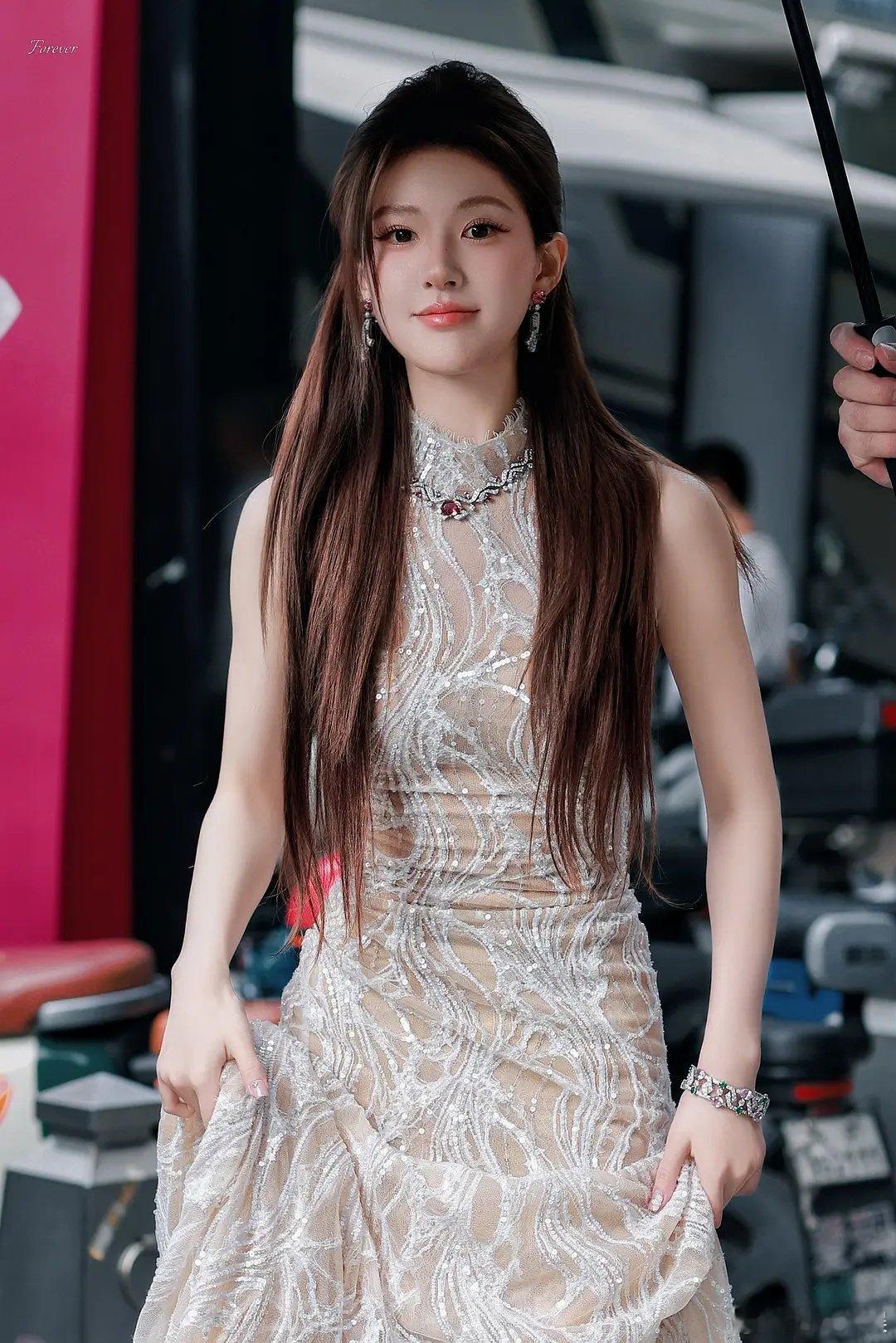 看图居然是赵露思，这大眼袋谁敢认啊[允悲]以前也没有啊 ​​​