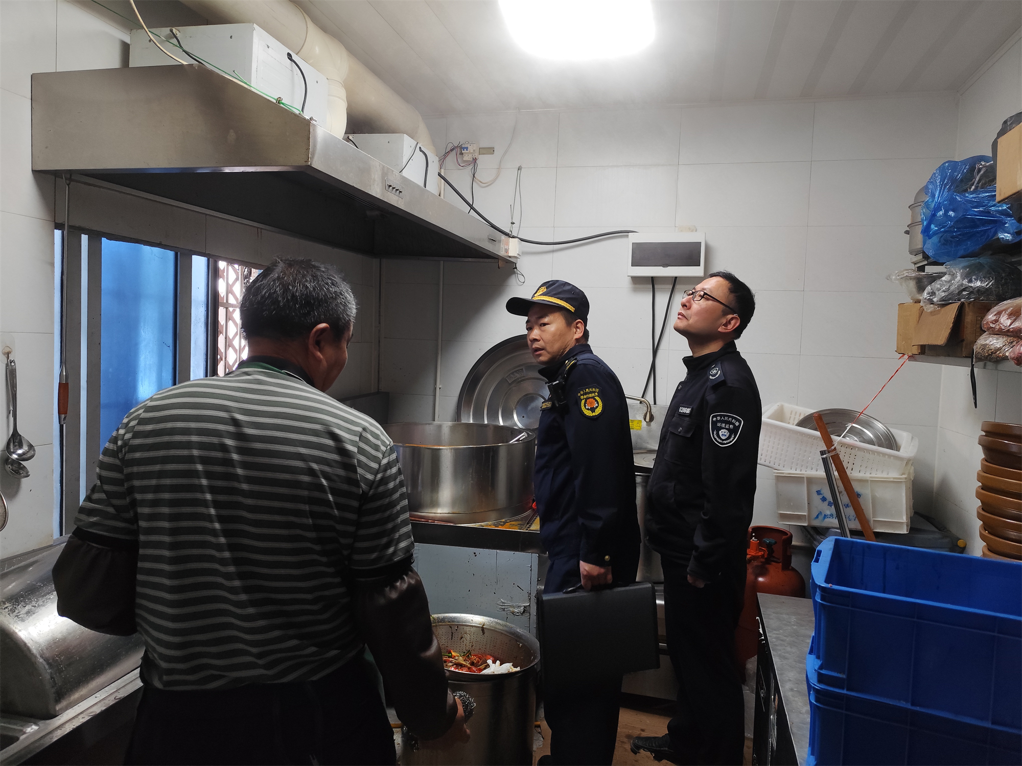 【新规来了：禁止在居民楼开油烟餐饮 】新规生态环境法典知多少 夏夜路边的烧烤摊、