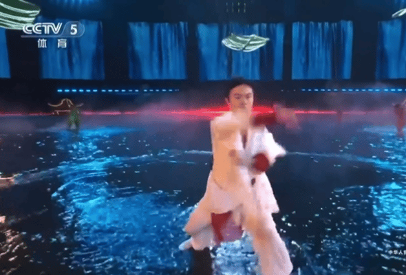 谢苗从天而降 十五运开幕式名场面预定！谢苗白衣加身“从天而降”，武侠气场瞬间拉满