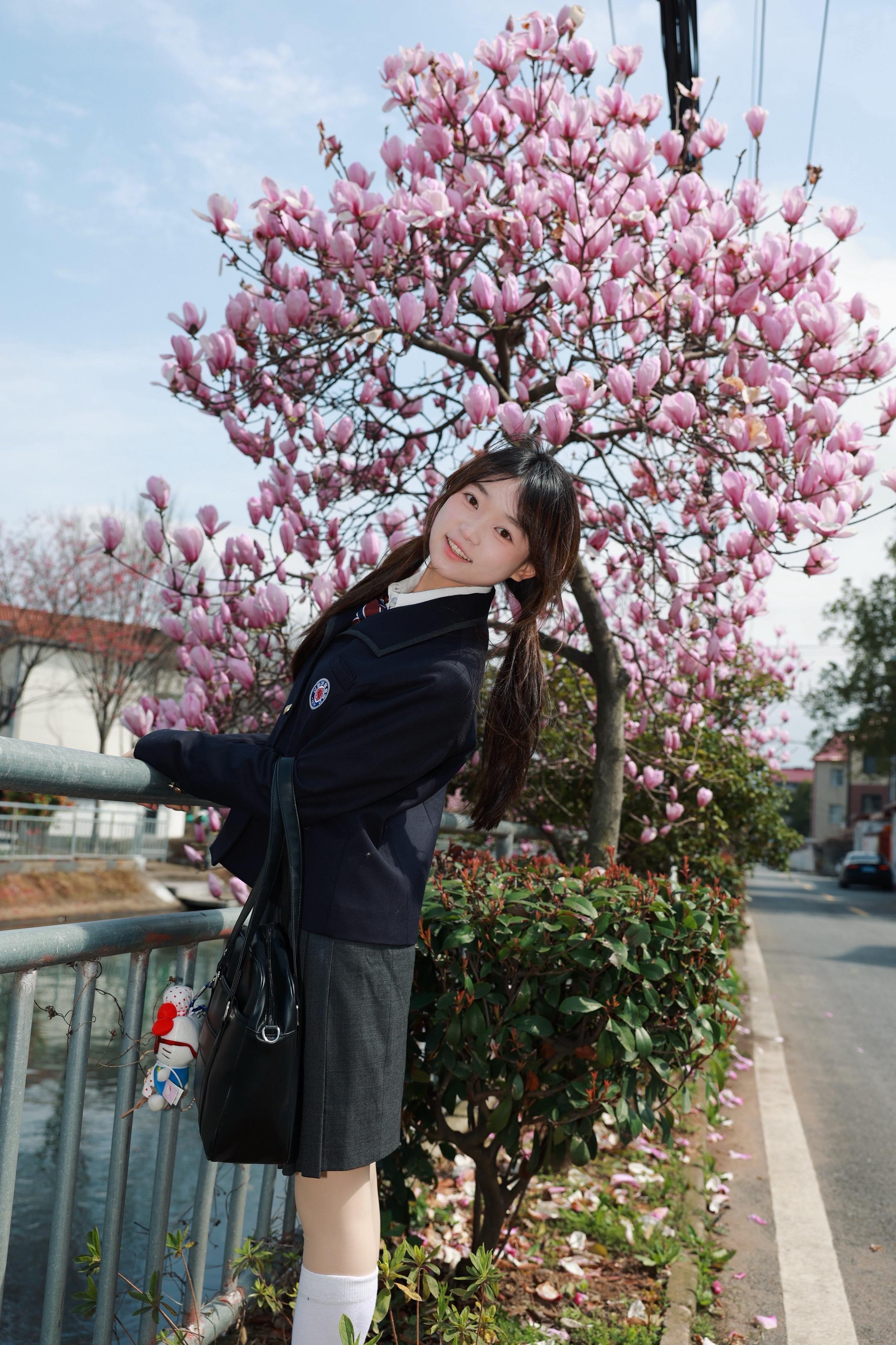 初如春笋露仙娇，钗似红莲白玉瑶。   📷