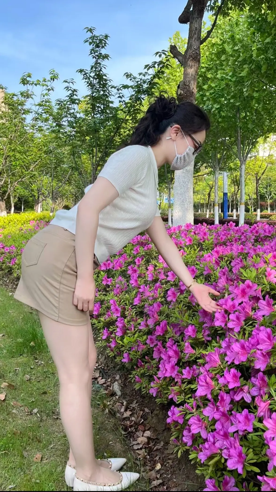 浮生未得一时闲 风雨相随年复年 若知世事总如烟 可愿重来赴此缘！