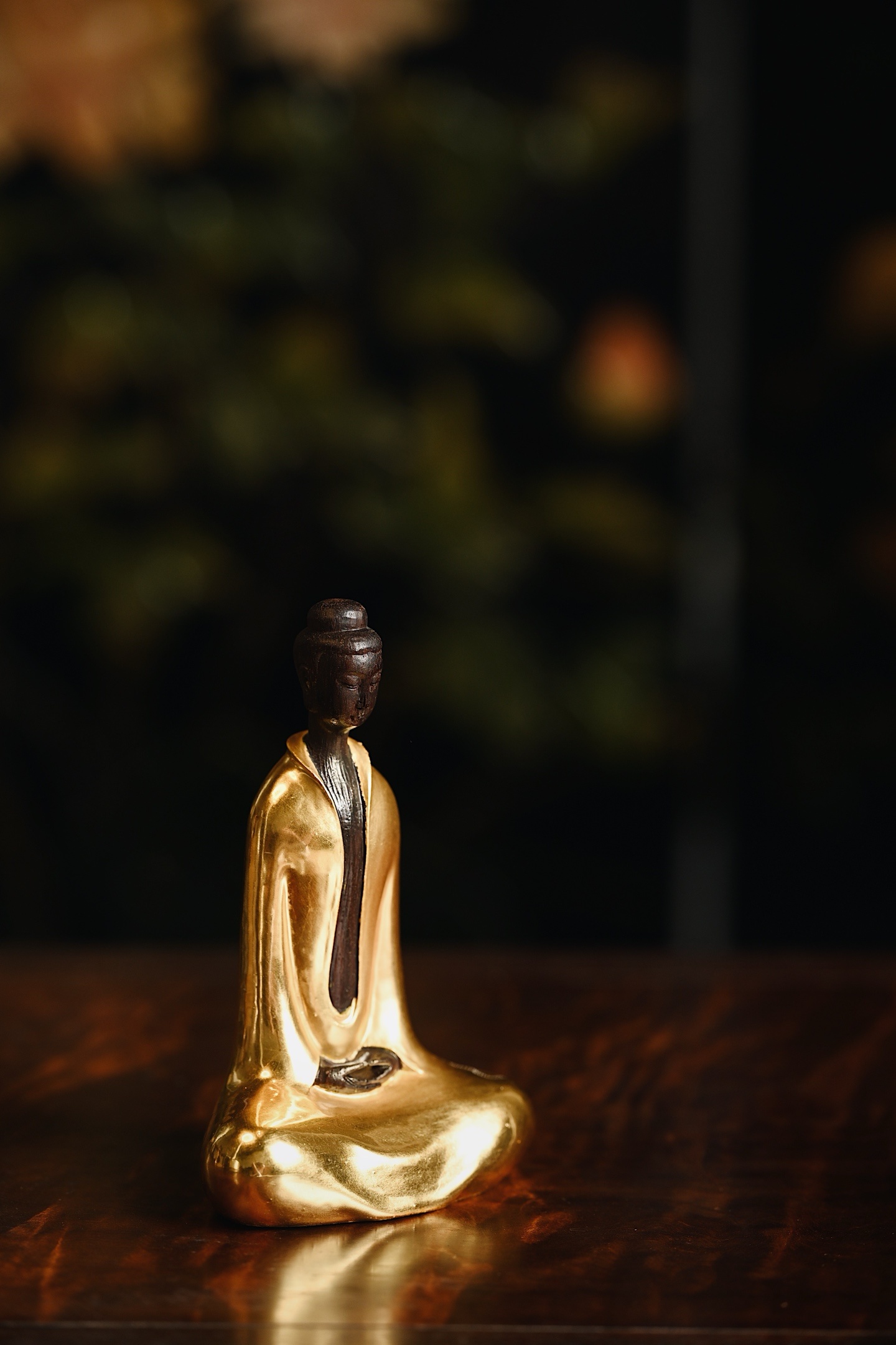 小叶紫檀x金箔 | 禅意佛取紫檀雕琢，外覆金箔禅衣，形制借鉴北魏造像风骨，面容清