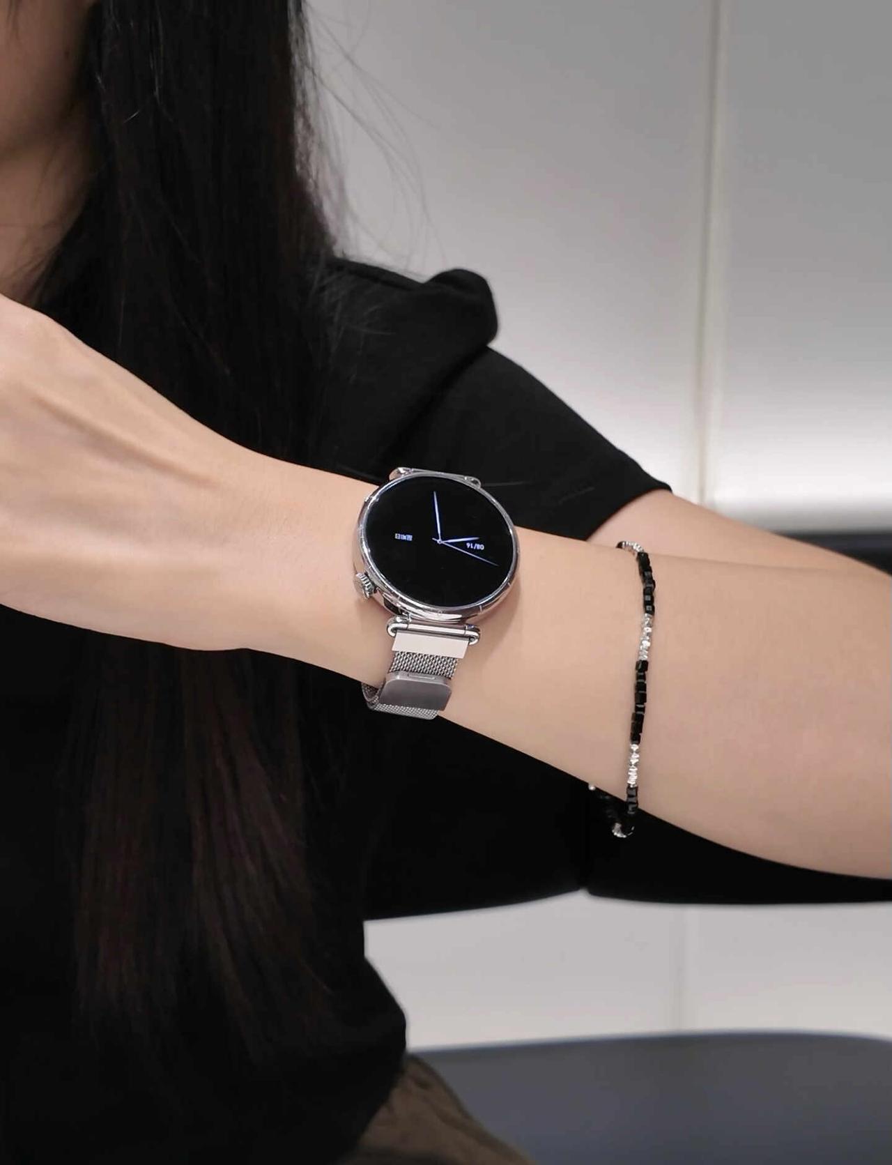 华为gt7…感受一下银色的清冷质感～
华为gt7果断入选了银色表盘⌚️
清冷质感