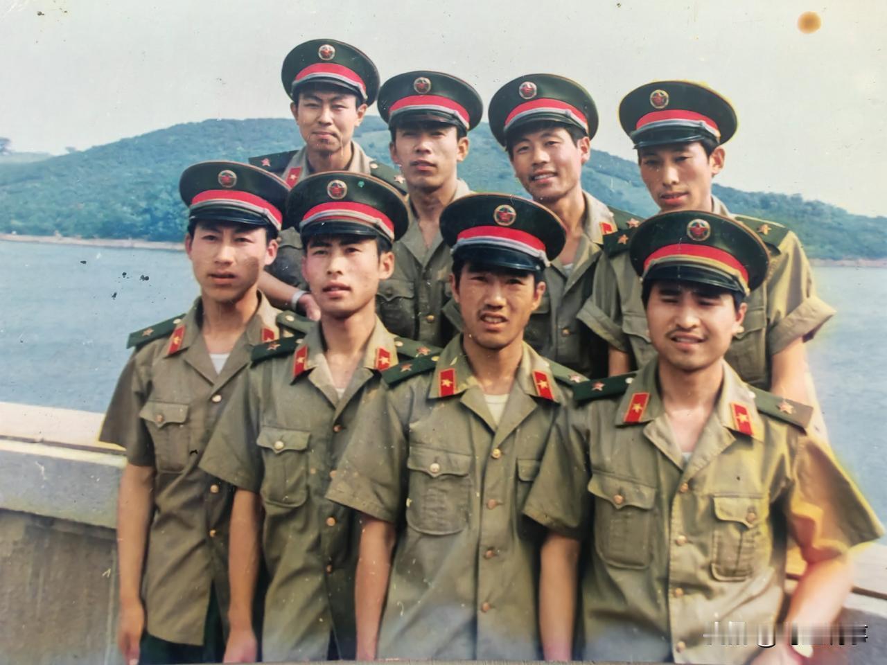 （军旅回忆87）老战友，想你们了。
这张照片拍摄于40年前的沈阳棋盘山水库，照片