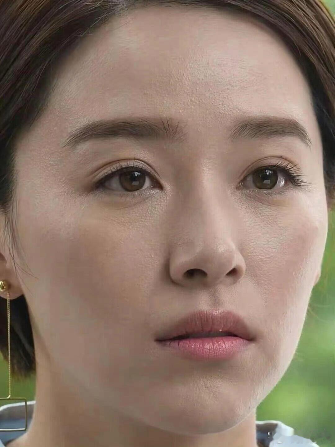 阚清子这皮肤状态怎么评价？在高清镜头下，几乎没什么皱纹和大的瑕疵，应该算是很不错