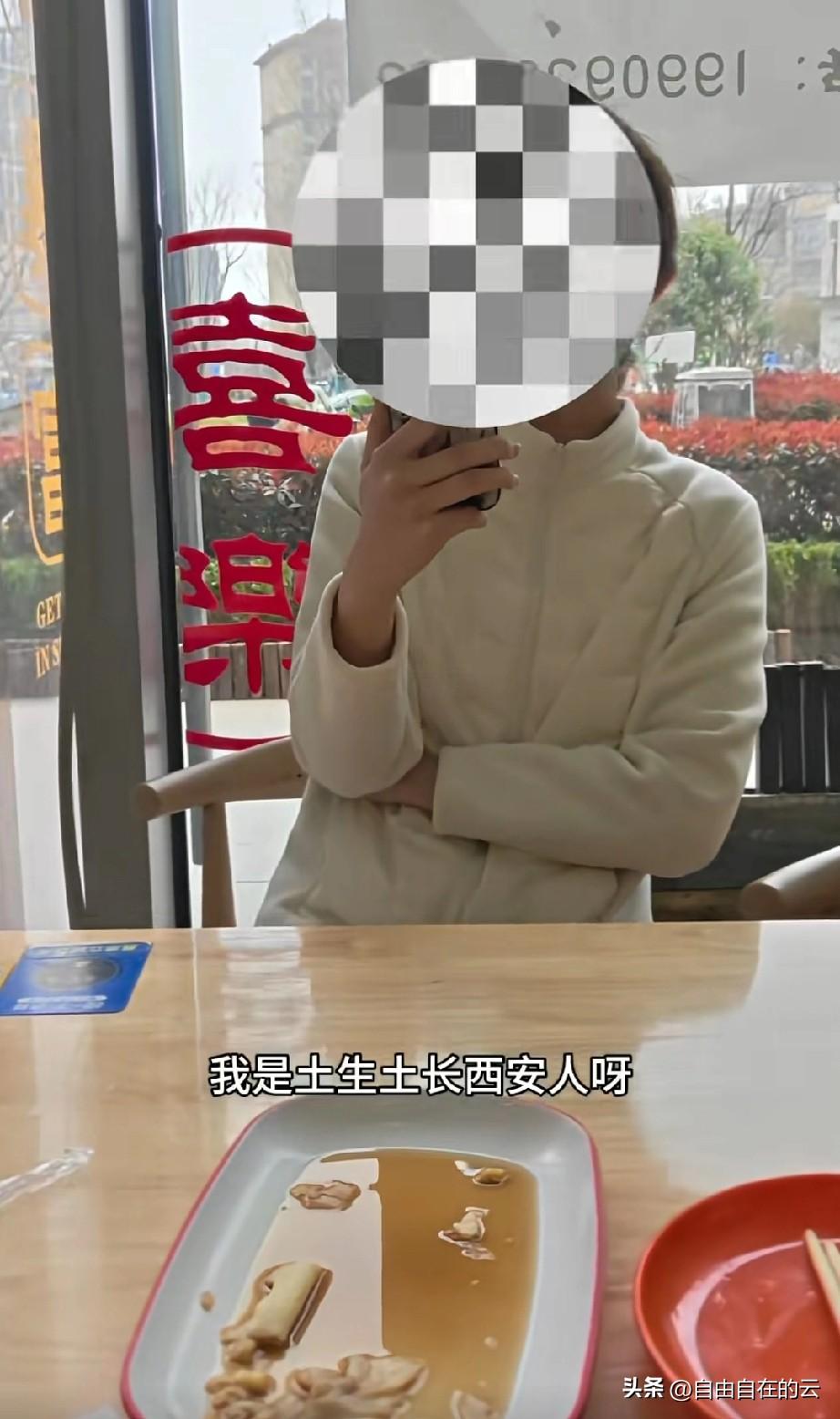 无语了。西安，一女子带着狗进饭店吃饭，因为她的狗一直在乱叫，一男顾客就善意提醒她