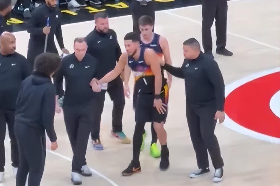 太阳队今天是倒大霉了。
风雪哥旧伤复发，一瘸一拐回更衣室。
布克又扭伤脚踝，痛苦