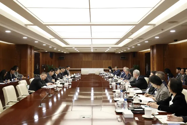 【绕开特朗普政府，美农业代表找上中方，希望李成钢给他们一个准话】釜山会谈后，中美